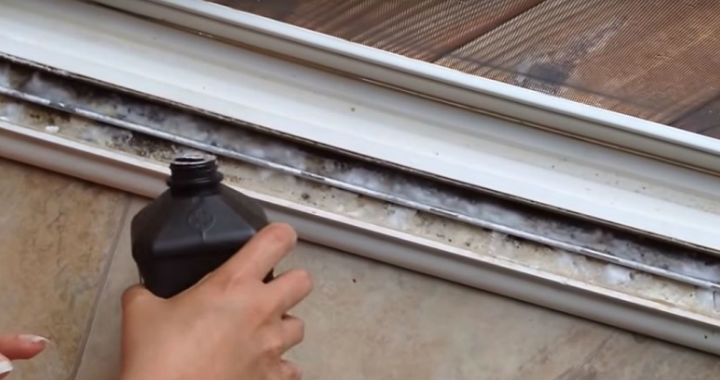 O modalitate ieftină de a vă ajuta să curățați ramele ferestrelor de murdărie în câteva minute