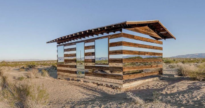 Californian transformă o casă abandonată în deșert într-o iluzie optică uimitoare