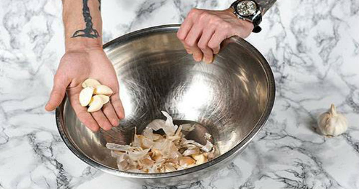 Cum să curățați usturoiul în 20 de secunde fără să folosiți un cuțit și fără să vă murdăriți mâinile