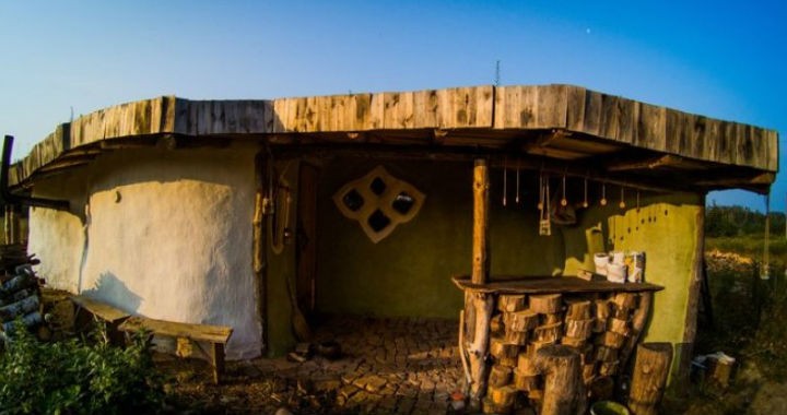 Meșterul din Belarus a plecat în teritoriu și și-a construit o casă ecologică cu propriile mâini, aproape fără a cheltui