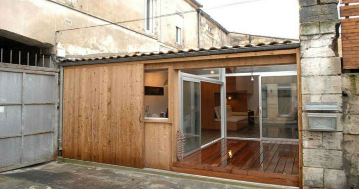 Arhitecții francezi au transformat un vechi garaj într-un apartament confortabil