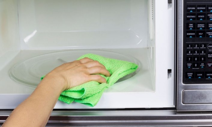 Cum să curățați cuptorul cu microunde de grăsime și murdărie cu puțin sau deloc efort: 3 super moduri