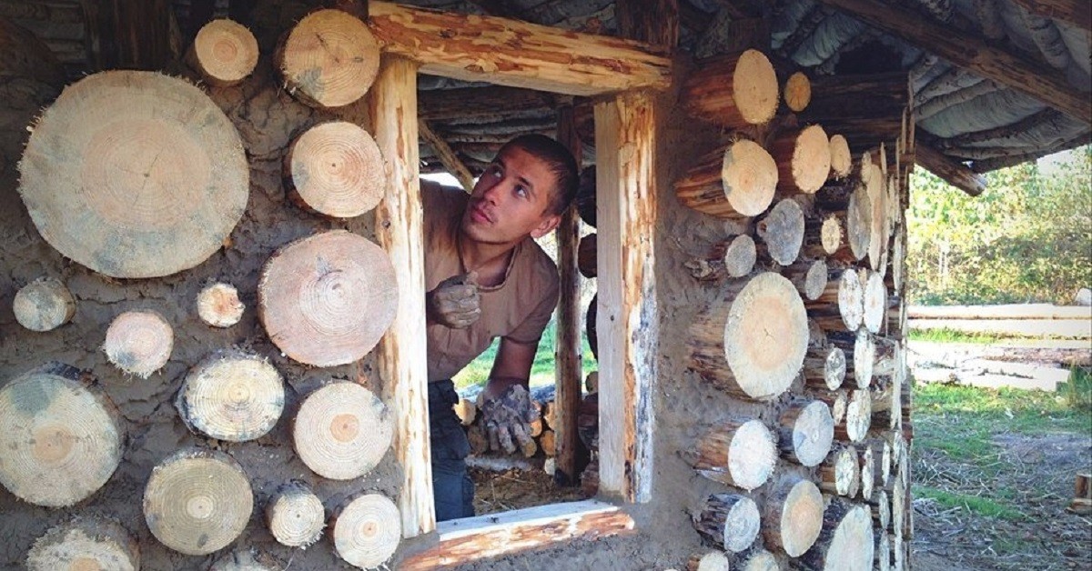 Un tip belarus a construit o casă din materiale exclusiv naturale, cheltuind doar 1000 de dolari