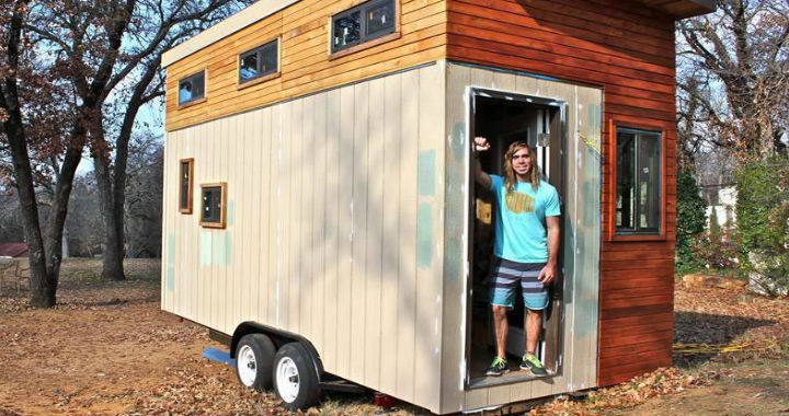 În loc să închirieze locuințe scumpe, studentul și-a construit o mini-casă mobilă cu toate facilitățile
