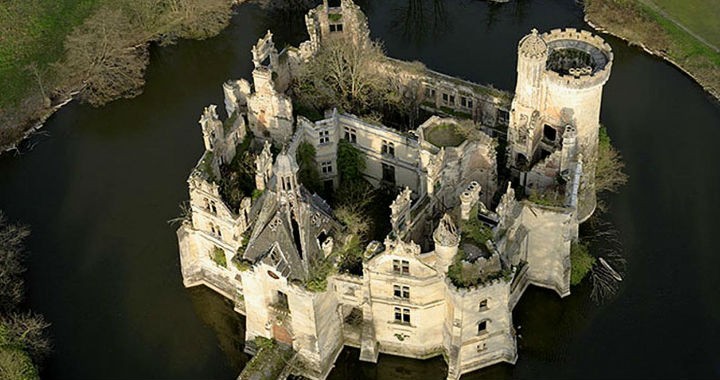 Magnificul castel, abandonat la sfârșitul secolului al XX-lea, este plin de multe surprize neașteptate