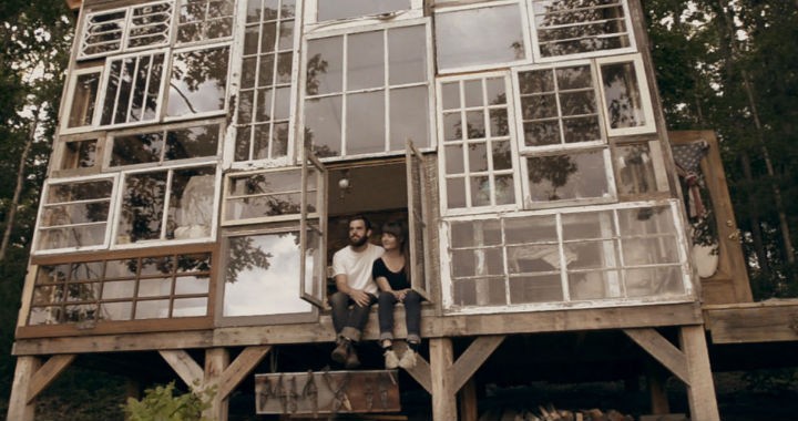 Câțiva tineri designeri au construit o casă grozavă din materiale vechi de deșeuri pentru doar 500 de dolari