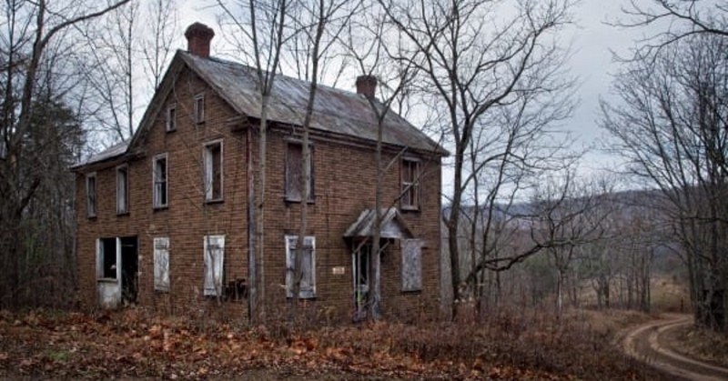 Fotograful intră în case abandonate pline de atmosfera misterioasă a trecutului