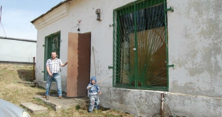 Antreprenorul a cumpărat un magazin abandonat din sat și l-a renovat complet