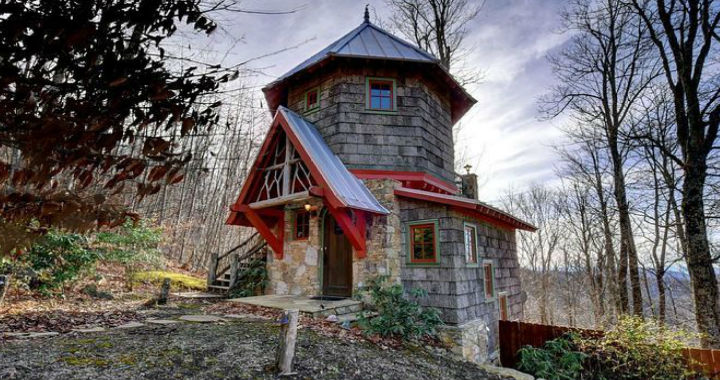 O cabană din Carolina de Nord arată ca un mic castel din exterior, dar este minunat în interior.