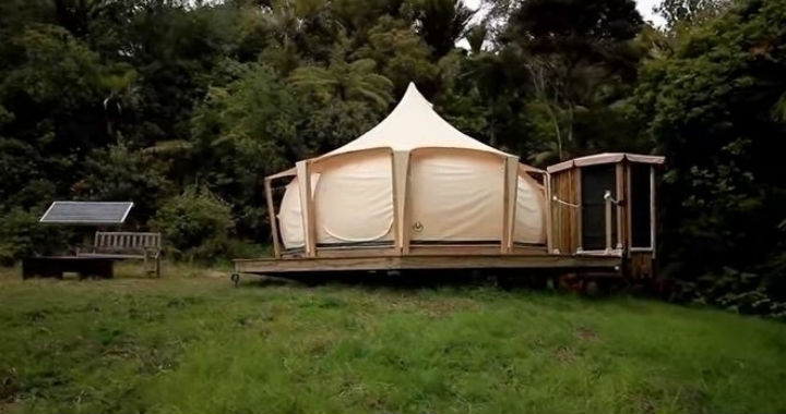 Un susținător al unui stil de viață sănătos a vândut casa și s-a instalat într-un cort perfect echipat