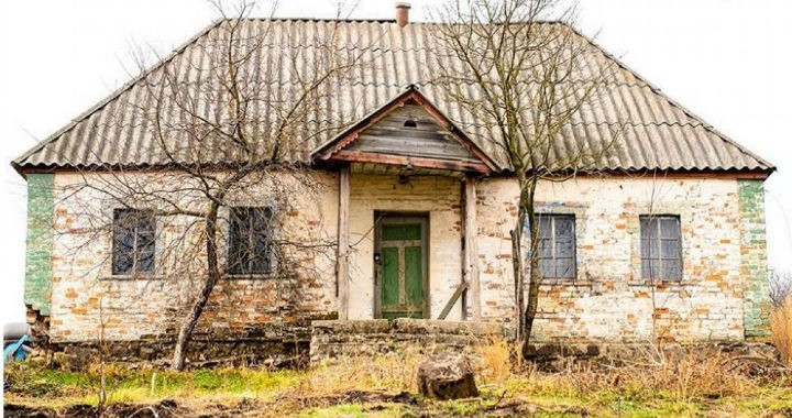 O casă la țară, abandonată cu câteva decenii în urmă, impresionează prin interiorul ei