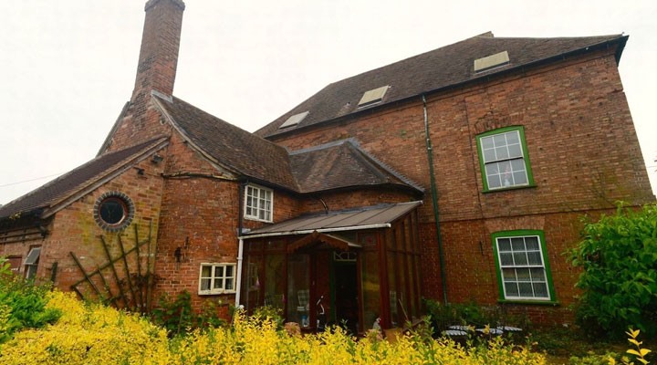 o casă veche din Anglia plină cu relicve magice ale trecutului