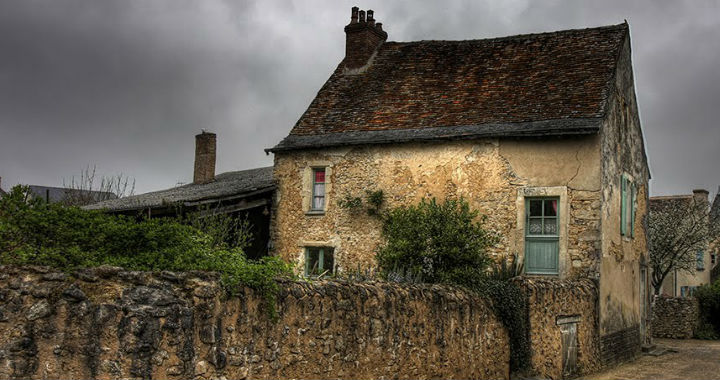 Un vechi conac abandonat din sudul Franței a uimit cercetătorii cu conținutul său