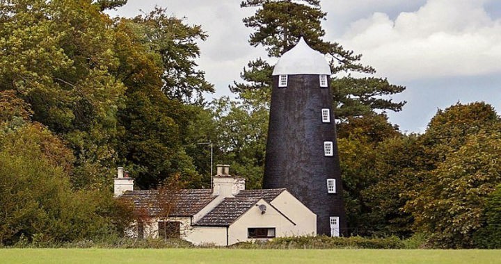 O casă neobișnuită sub forma unei moară de vânt renovată din secolul al XIX-lea se vinde cu 425.000 de lire sterline