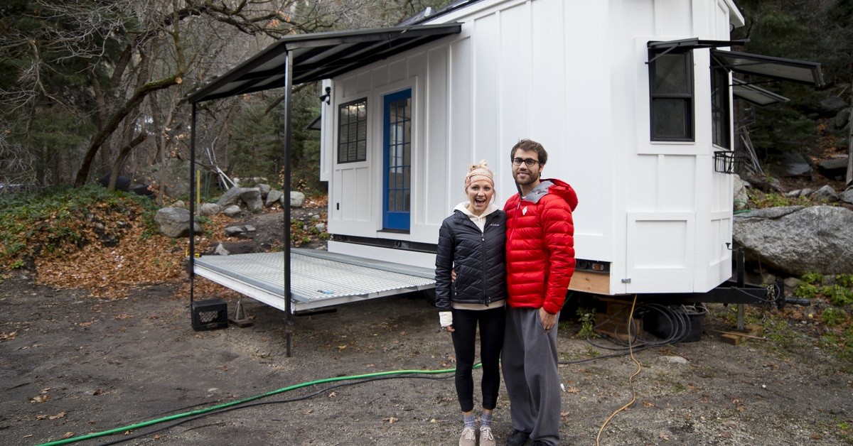 Cuplul a construit o casă mobilă confortabilă, folosind fiecare centimetru de spațiu în mod creativ