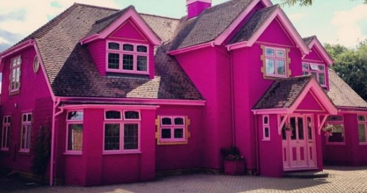 Designerul britanic a creat o adevărată casă Barbie, al cărei interior te poate înnebuni